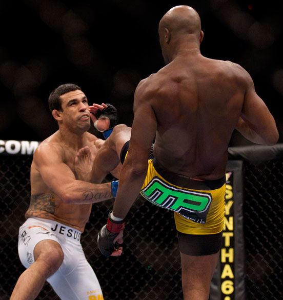 ufc-126-vitor-belfort-anderson-silva-04-original.jpg